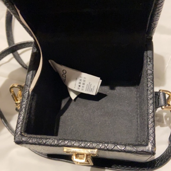 Adorable top handle box back with removable and adjustable long strap - Picture 5 of 5